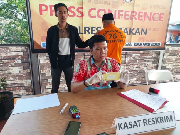 BARANG BUKTI: Pelaku dan barang bukti yang berhasil diamankan Unit Resmob Satreskrim Polres Tarakan. FOTO: ELIAZAR/RADAR TARAKAN