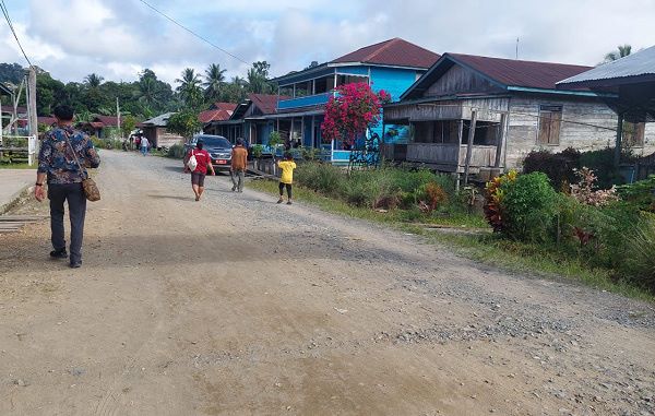 Tampak aktivitas warga desa di Hulu Sungai Kayan.