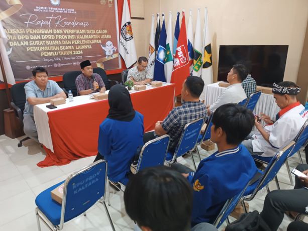 Ketua KPU Kaltara, Suryanata Al Islami membuka rakor finalisasi pengisian dan validasi data calon anggota DPRD Kaltara dalam surat suara dan perlengkapan pemungutan suara lainnya pada Pemilu 2024.