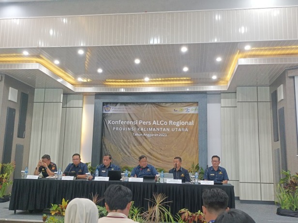 PAPARAN: Tenaga Pengkaji Bidang Perbendaharaan Kemenkeu, Sulaimansyah memaparkan realisasi APBN 2023 di tarakan, Rabu (1/11). FOTO: AGUS DIAN ZAKARIA/RADAR TARAKAN