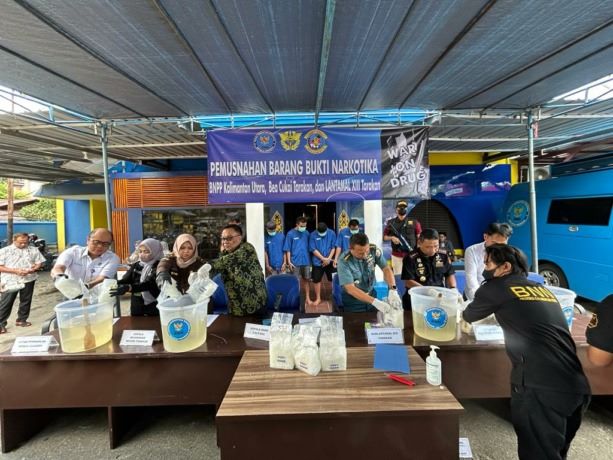 DIMUSNAHKAN: Para tersangka diberikan kesempatan untuk memusnahkan sabu sebagai efek jerah. FOTO: ELIAZAR/RADAR TARAKAN