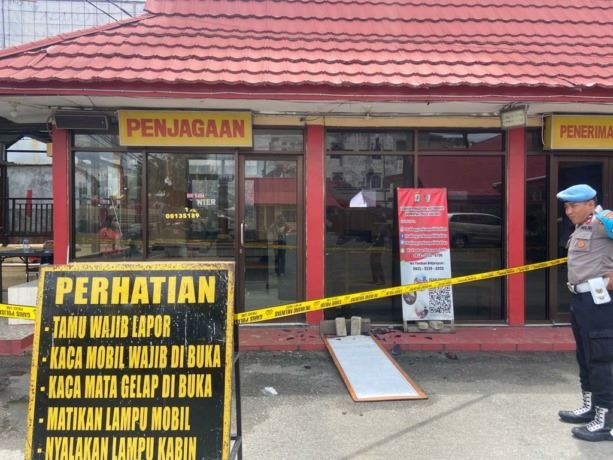 Pelaku ngamuk dan memecahkan jendela di salah satu ruangan di Polres Tarakan.