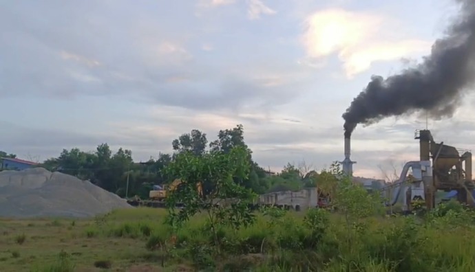 BERDAMPAK POLUSI: Asap tebal hitam mesin produksi aspal di wilayah Jalan Lingkar, memberikan dampak polusi di sekitar pemukiman masyarakat kelurahan selisun. FOTO: DOK RADAR TARAKAN