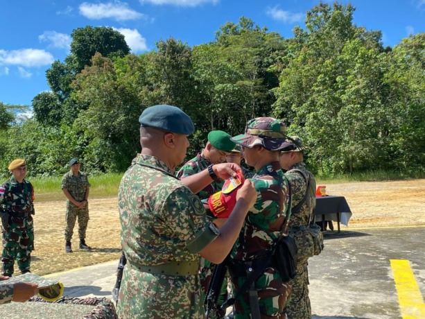 PATROLI SELESAI: Penutupan patroli patok bersama tentara Malaysia ditutup dengan upacara bersama di Pos Serudong Malaysia. FOTO: DOK SATGAS PAMTAS