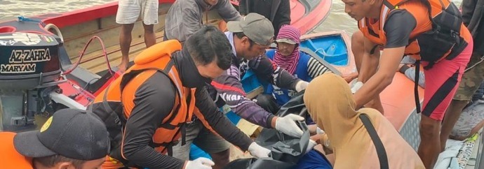 DITEMUKAN: Korban terakhir yang ditemukan oleh tim SAR gabungan di perairan Pulau Tias, Bulungan, (12/11). FOTO: DOK BASARNAS TARAKAN