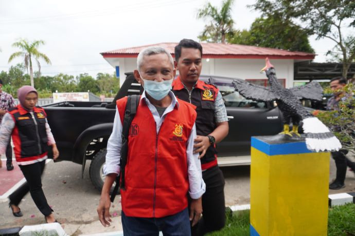 TERSANGKA: Tiga orang tersangka kasus dugaan tindak pidana korupsi pada pengerjaan pembangunan jaringan irigasi di Desa Lembudud, Krayan. FOTO: DOK KEJARI NUNUKAN