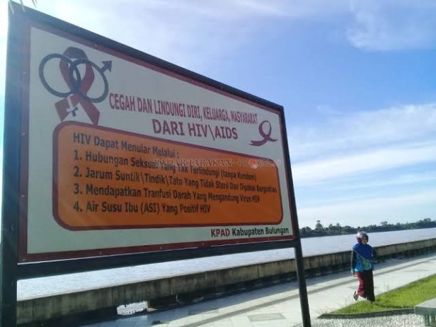 Poster pencegahan HIV dipasang di Taman Sungai Kayan untuk mengedukasi masyarakat.