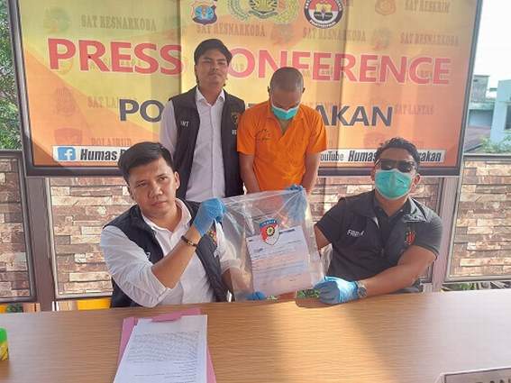 PENGGELAPAN: Pelaku yang menggelapkan uang mahar  dibekuk oleh pihak kepolisian. FOTO: ELIAZAR/RADAR TARAKAN