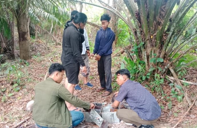 TERTANGKAP BASAH: Para pencuri baterai pada tower Telkomsel tertangkap basah setelah diburu personel Polsek Nunukan. FOTO: DOK POLSEK NUNUKAN