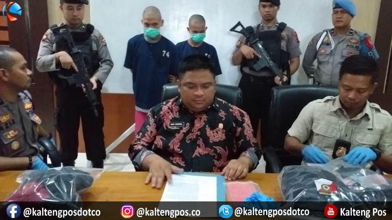Kapolres Kotim AKBP M Rommel (tengah) saat menggelar konferensi pers di Mapolres Kotim, Jumat (3/1)