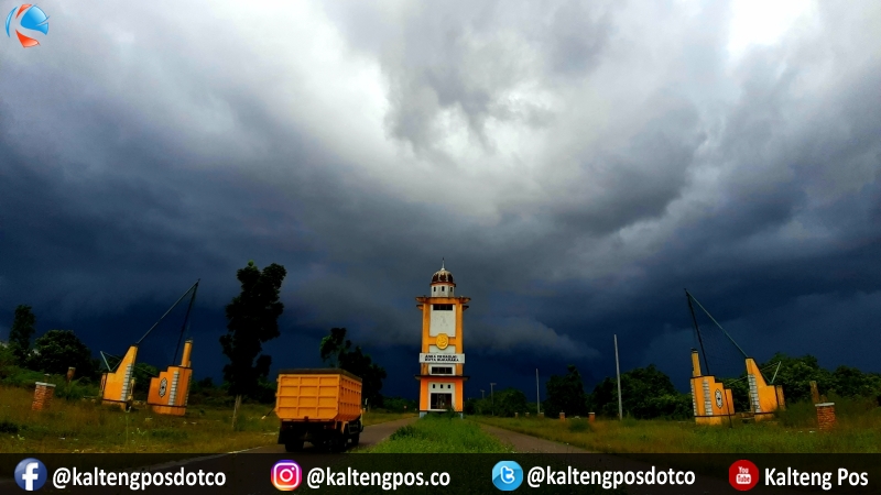 Kondisi cuaca kota Sukamara sedang mendung atau berawan, Senin (6/1). (Ruslan/Kalteng Pos)