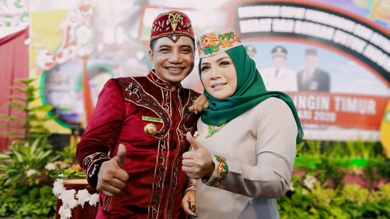 Bupati Kotim Supian Hadi dan Wakil Bupati Seruyan Iswanty foto bersama saat perayaan HUT ke-67 Kotim, Selasa (7/1). (RUSLI KALTENG POS)