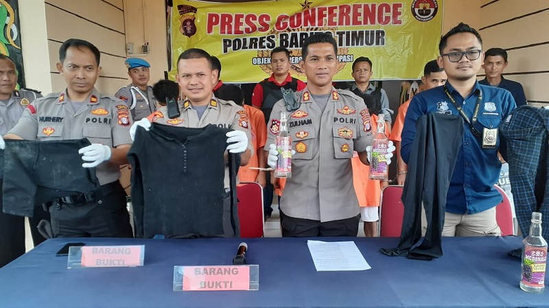 Kapolres AKBP Zulham Effendy didampingi jajarannya ketika press release kasus pencabulan, Senin (20/1). (LOGMAN/ KALTENG POS)