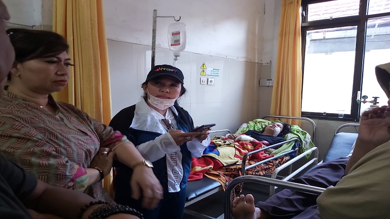 Anggota DPRD Kalteng Mariani Sabran bersama Anggota Komisi III DPRD Kalteng Evi Kahayanti saat membesuk korban KDRT di RSUD Doris Sylvanus.(FOTO : ARJONI/KPC)