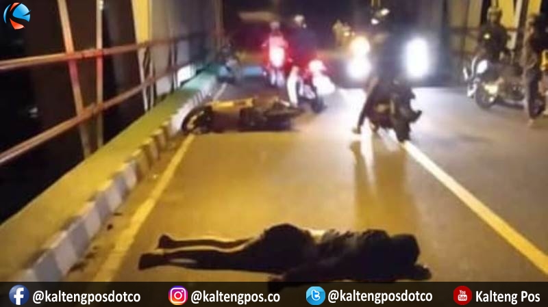 Taufik Rahman (32) meninggal dunia di tempat setelah mengalami kecelakaan tunggal di Jembatan Sei Katingan, Jumat malam (7/2)