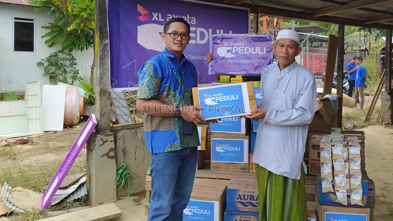 Penyerahan bantuan XL Axiata untuk korban banjir di Kecamatan Haruai, Kabupaten Tabalong
