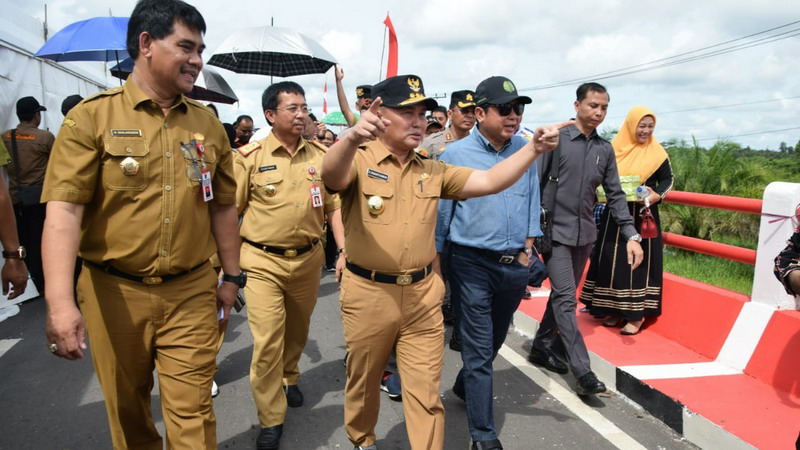 Gubernur Sugianto Sabran didampingi Kadis PUPR Kalteng H Shalahuddin dan pengusaha nasional H Abdul Rasyid serta pejabat lainnya tinjau pile slab Pangkalan Bub - Kolam usai peresmian. (Humas for Kapos.co)