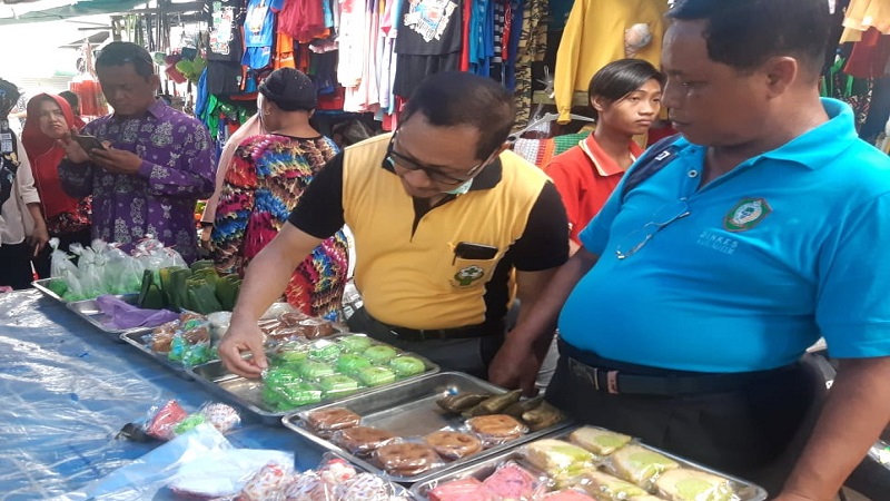 Setelah kasus keracunan dialami murid SDN 5 Baamang Hilir, tim Dinkes Kotim melakukan sidak ke Pasar Keramat, lokasi penjualan kue ulang tahun yang dibeli para murid SD, Jumat (21/2). (ARIF/KALTENG POS)