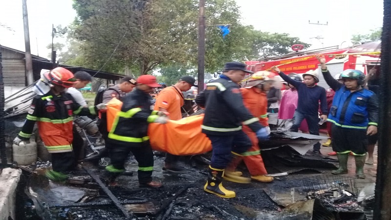 Tim Damkar dan Inafis dari Polresta Palangka Raya mengevakuasi jasad korban tewas akibat kebakaran. (FOTO : ARD/KPC)