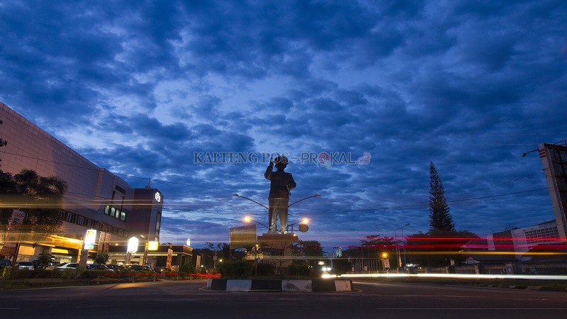 Pemandangan Patung Tjilik Riwut di kala senja, Minggu (1/3/2020). (FOTO : DENAR/KALTENG POS)