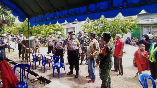 Kabag Ops Polresta Palangka Raya Kompol Hemat Siburian bersama Personel kepolisian dan TNI mendatangi warga yang tetap melaksanakan resepsi pernikahan.