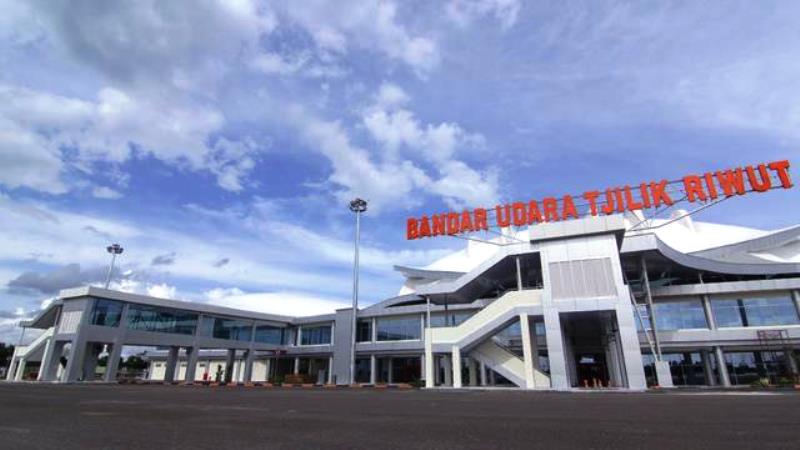SEPI: Aktivitas orang di Bandara Tjilik Riwut sudah sangat berkurang meski masih ada satu penerbangan komersil tujuan Surabaya-Palangka Raya PP, (24/4).