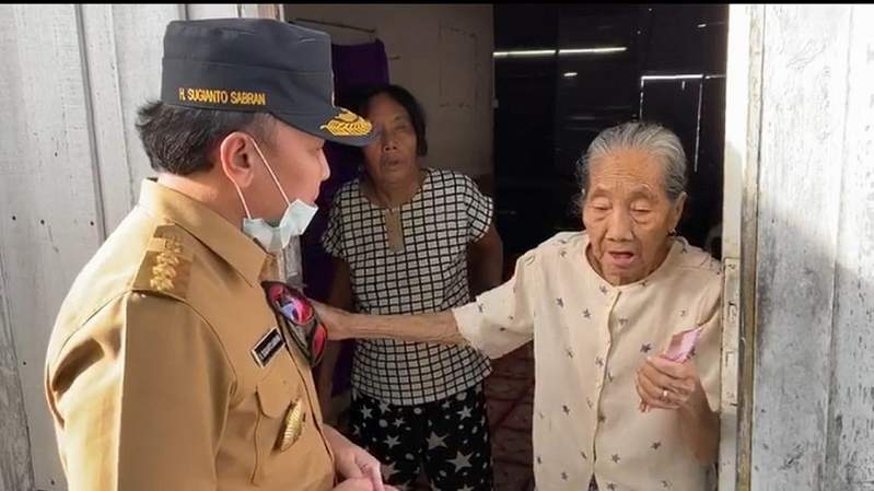 Sugianto Sabran mengunjungi warga sekaligus memberikan bantuan saat PSBB Palangka Raya.