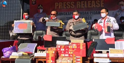 KASUS BESAR: Kiri, Kabidhumas Kombes Pol Hendra Rochmawan, Kapolda Kalteng Irjen Pol Dedi Prasetyo, Wakapolda Brigjen Indro Wiyono, Dirreskrimsus Kombes Pol Pasma Royce, saat jumpa pers di Mapolda Kalteng, (12/6).