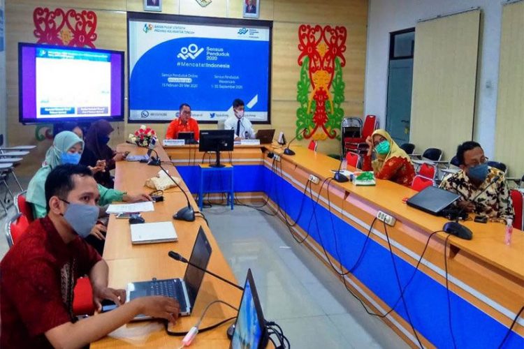 Kepala Bidang Statistik Sosial BPS Kalteng Ambar Dwi Santoso (kiri)  memaparkan perkembangan ketenagakerjaan di Kalteng.