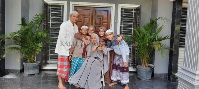 KEBERSAMAAN: Sekda Kota Palangka Raya Hera Nugrahayu ketika berkumpul dengan keluarga. DOKUMENTASI PRIBADI UNTUK KALTENG POS