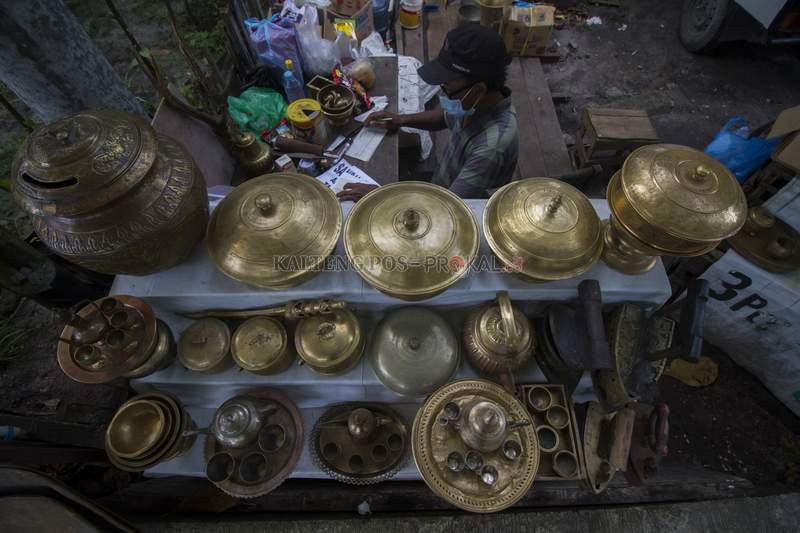 BARANG ANTIK: Penjual barang antik memperlihatkan barang dagangannya di pinggir Jalan G Obos, (2/2). DENAR/KALTENG POS