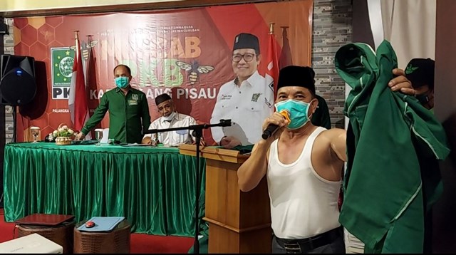 LEPAS ATRIBUT: Mantan Ketua DPC PKB Pulpis Idham Amur melepas baju PKB dan menyatakan mundur dari keanggotaan partai saat Muscab PKB Zona 1 di salah satu hotel, Jalan Adonis Samad, Palangka Raya, Minggu (14/3).