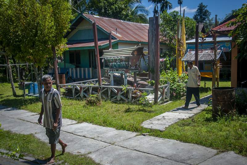 SUDAH BERUBAH: Sadar Anton (kiri) dan Guntur Inin merupakan orang yang selama ini menjaga Sandung Bawi Kuwu. INSET: Kondisi Sandung Bawi Kuwu sebelumnya.