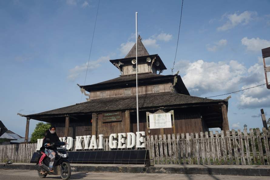 MASIH KOKOH: Masjid Kiai Gede (tampak depan) hingga kini masih digunakan untuk kegiatan ibadah sehari-hari.  RUSLAN/KALTENG POS