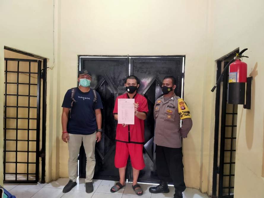 DITANGKAP: AR, PT Adhi Graha Properti Mandiri (tengah) ketika akan memasuki ruang tahanan. DITRESKRIMUM UNTUK KALTENG POS.