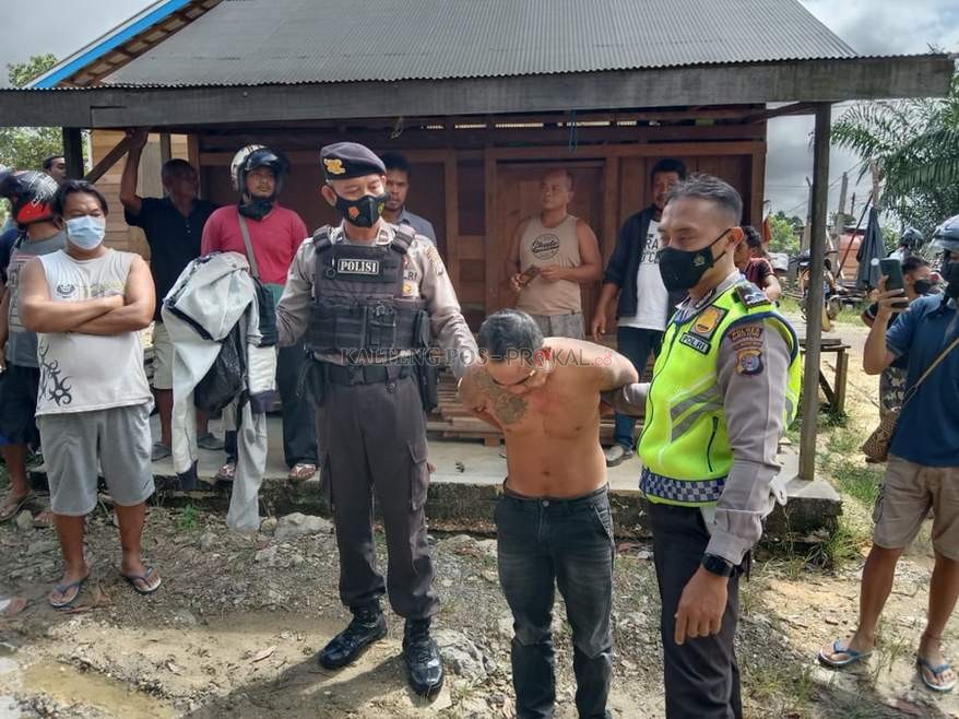 TAK BERKUTIK: Salah seorang rampok berhasil diamankan warga dan kepolisian usai gagal membawa kabut uang gaji karyawan senilai Rp 100 juta. POLRES UNTUK KALTENG POS