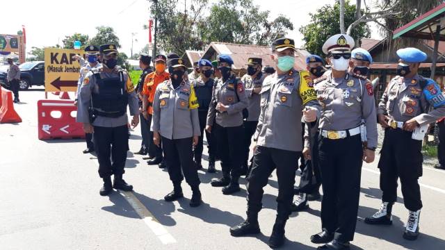 MONITORING: Wakapolda Kalteng Brigjen Pol Ida Oetari Poernamasasi didampingi pejabat utama Polda Kalteng dan Kapolres Kapuas AKBP Manang Soebeti mengecek pos terpadu penyekatan di sekitar anjir perbatasan Kalteng-Kalsel, Jumat (30/4). | FOTO: KALTENG POS