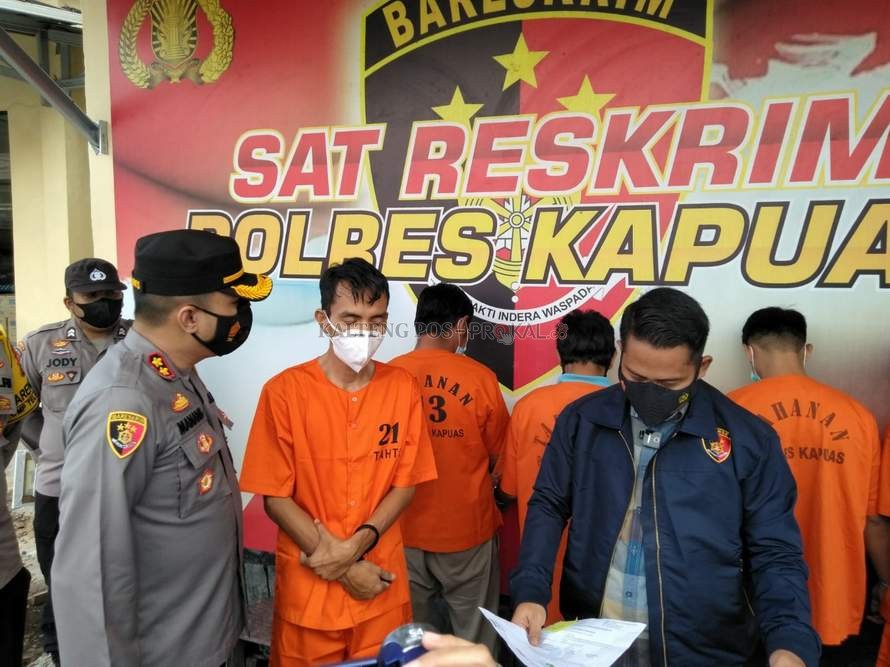 INTEROGASI: Kapolres Kapuas AKBP Manang Soebeti disampingi Kabag Ops Kompol Aris S, dan Kasatereskrim AKP Kristanto Situmeang menunjukan tersangka beserta barang bukti, saat press rilis Kamis (6/5).  GALIH/KALTENG POS