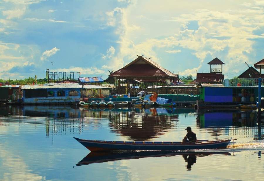 DITUTUP SEMENTARA: Objek Wisata Air Hitam Kereng Bangkirai ditutup selama libur lebaran. Tampak kondisi di objek wisata saat diambil gambar kemarin (16/5). INSET: Satgas Covid-19 Kota berpatroli di lokasi wisata.