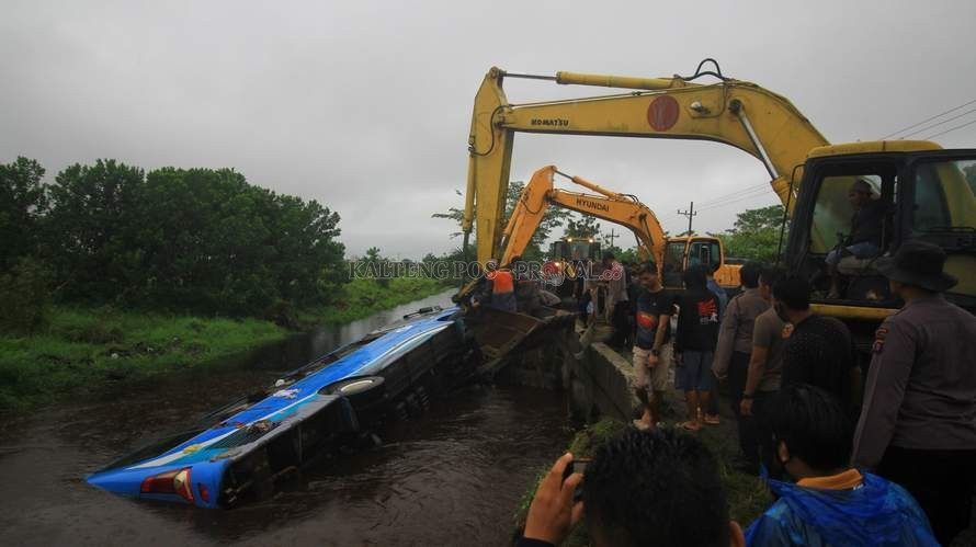 Bus Damri yang masuk sungai itu dievakuasi.