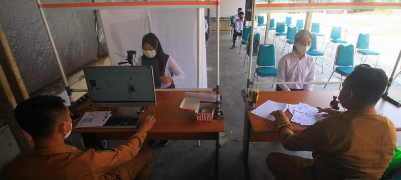 CEK ADMINISTRASI: Petugas melakukan pengecekan data peserta tes sekolah kedinasan menggunakan alat pendeteksi wajah di UPT BKN Palangka Raya, kemarin (7/6). Perangkat yang sama juga akan digunakaan dalam seleksi ASN khusus jalur CPNS.