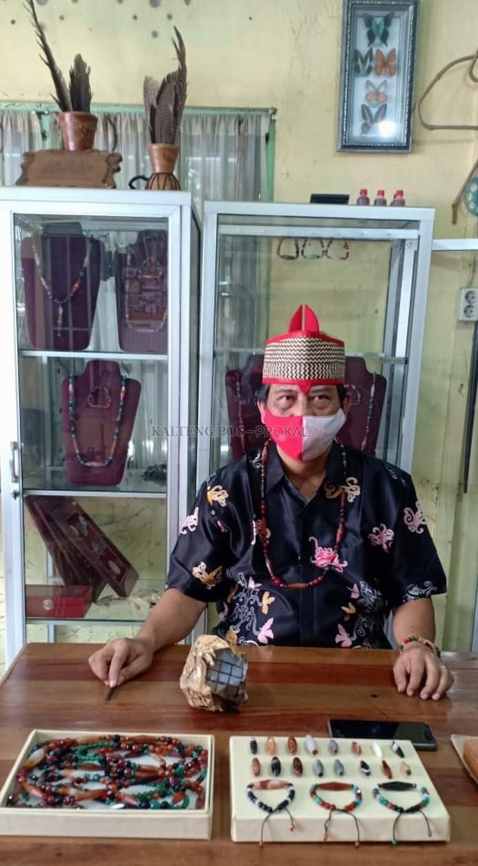 PERAJIN: Winhard Oboy Djahan, perajin Lilis Lamiang di Palangka Raya.