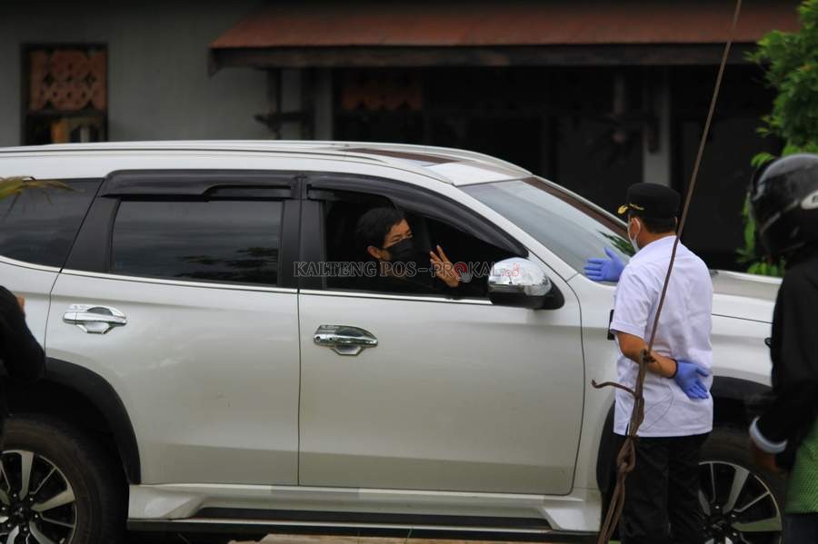 PASIEN COVID-19: Satgas PPKM Mikro Kecamatan Pahandut mengarahkan pasien Covid-19 yang melintas di Jalan Meranti untuk pulang ke rumah menjalani isolasi mandiri, Rabu (7/7). DENAR/KALTENG POS