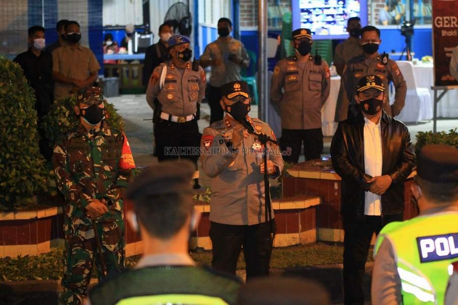 APEL BESAR: Kapolda Kalteng Irjen Pol Dedi Prasetyo didampingi Wagub Edy Pratowo dan Danrem 102/Pjg Brigjen TNI Purwo Sudaryanto memberikan arahan kepada peserta apel, tadi malam (7/7).
