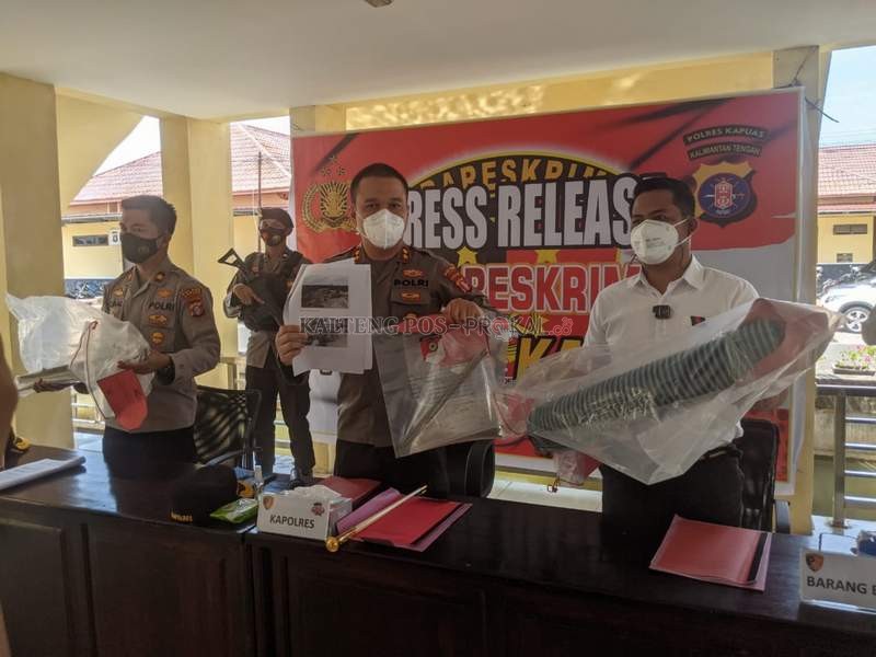 LAKAKERJA: Kapolres Kapuas AKBP Manang Soebeti didampingi Wakapolres Kompol Iqbal Sengaji dan Kasatreskrim AKP Kristanto Situmeang memperlihatkan barang bukti, Senin (2/8). GALIH/KALTENG POS