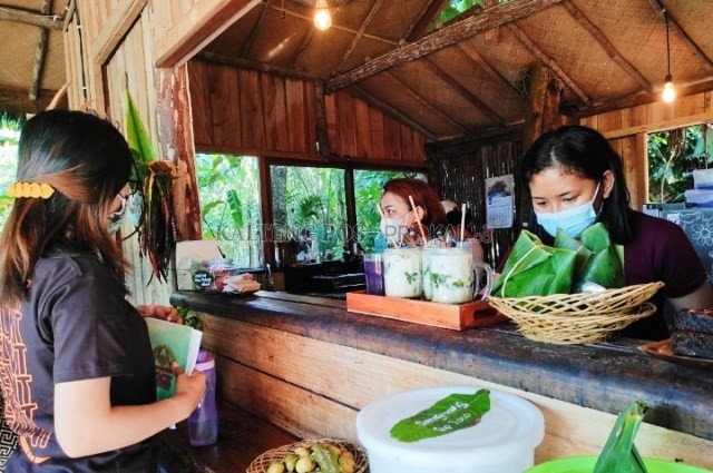 MEMESAN: Salah satu pengunjung memesan makanan di Kedai Itah, belum lama ini. ANISA/KALTENG POS