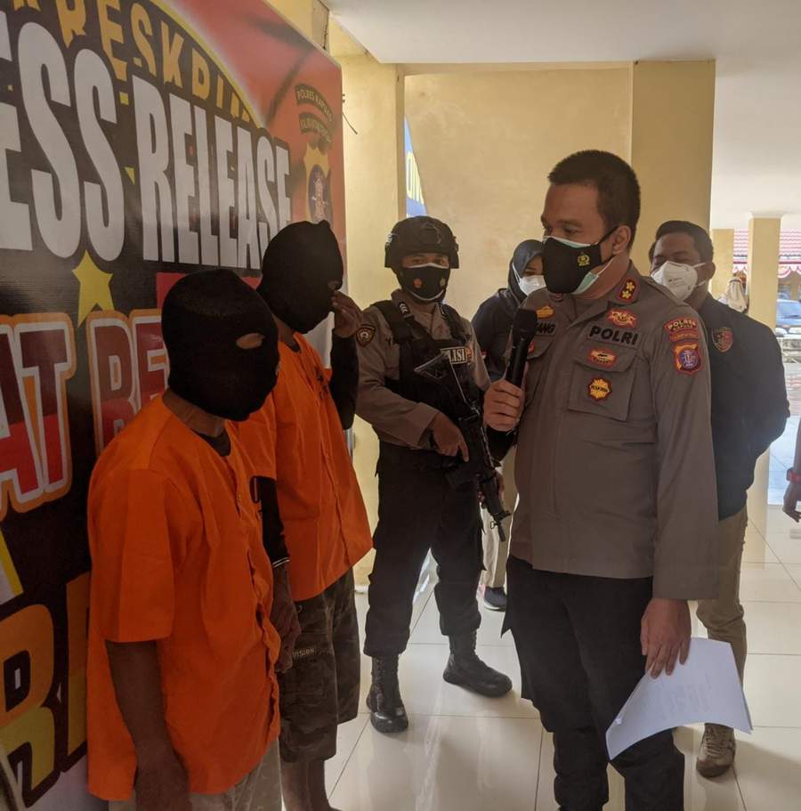 DIAMANKAN: Kapolres AKBP Manang Soebeti didampingi Kasatreskrim AKP Kristanto Situmeang, saat menginterogasi kepada kedua tersangka, Kamis (19/8). GALIH/KALTENG POS