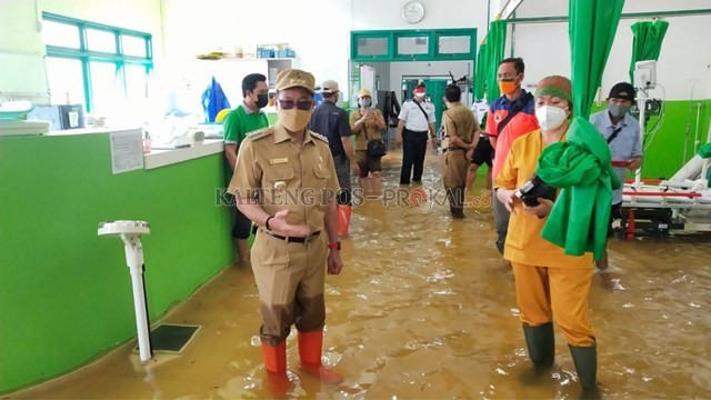 DARURAT: Direktur RSUD Mas Amsyar Kasongan dr Agnes Paulina (kanan) bersama tim medis lainnya berada di Rumah Sakit Darurat Hotel Katingan (12/9). JERI/KALTENG POS