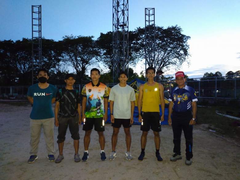 SEMANGAT OLAHRAGA: Pelatih dan atlet cabang atletik usai melaksanakan latihan rutin di kawasan Sanaman Mantikei, Rabu petang (22/9).