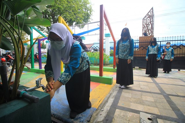 SIMULASI: Peserta didik saat mengikuti simulasi PTM terbatas di SMKN 3 Palangka Raya, Rabu (29/9). Para peserta didik diwajibkan menerapkan protokol kesehatan secara ketat.